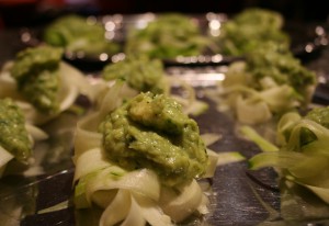 Zucchinibänder mit Avocado-Pesto