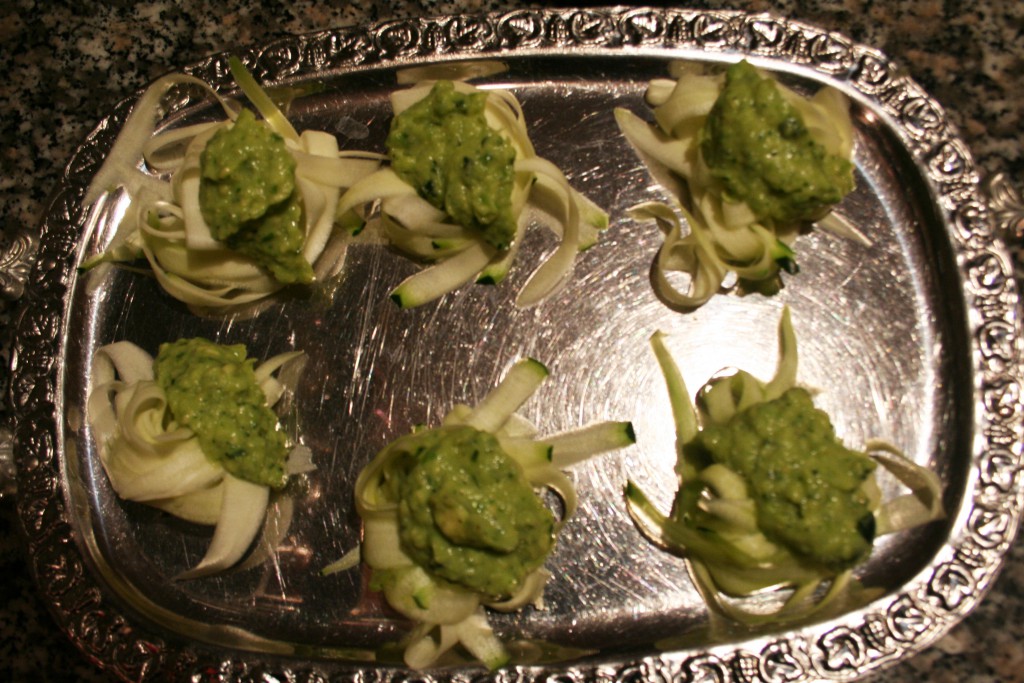 Zucchinibänder mit Avocado-Pesto