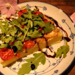 Polenta-Tarte mit Tomaten auf veganem Ziegenkäse