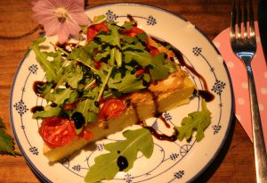 Polenta-Tarte mit Tomaten auf veganem Ziegenkäse