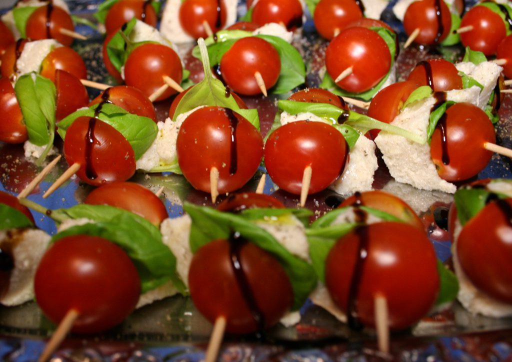 Mozzarella Caprese rein pflanzlich als Partyhäppchen.