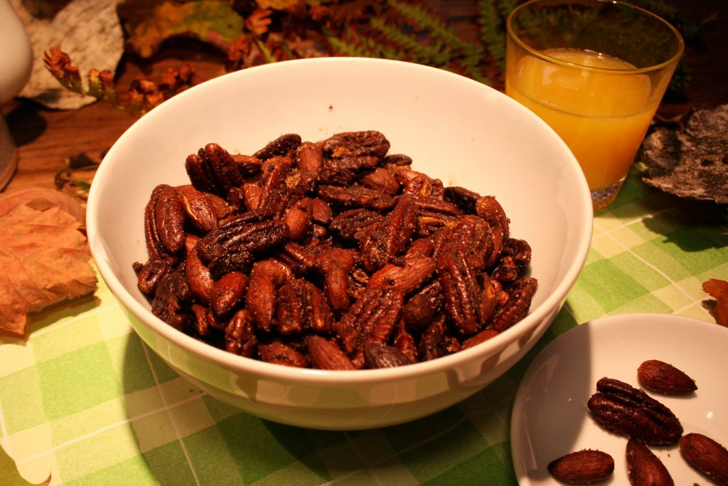 Gebrannte Orangen-Nüsse: ein aromatischer Snack, perrfekt zum Knuspern beim Filme gucken.