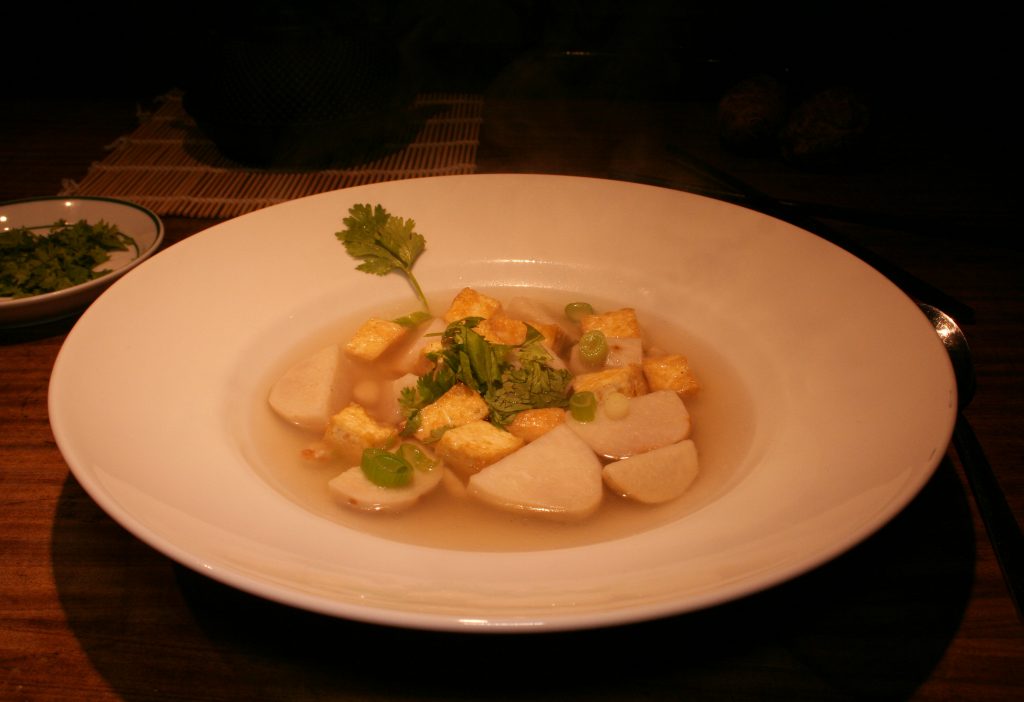 Vietnamesische Taro-Suppe mit Tofu