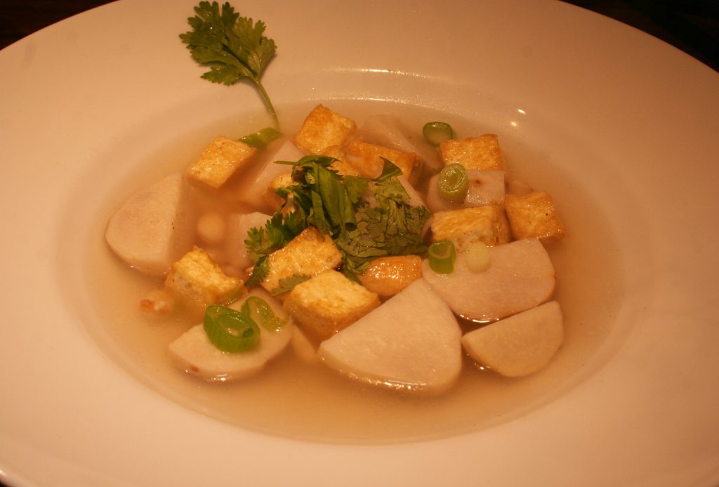 Vietnamesische Taro-Suppe mit Tofu