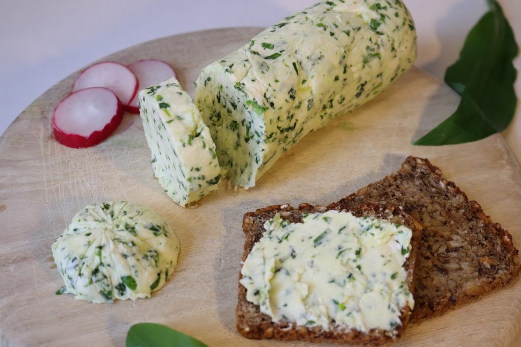 Cremige, streichzarte Bärlauchbutter. Mit selbst gesammeltem Bärlauch.