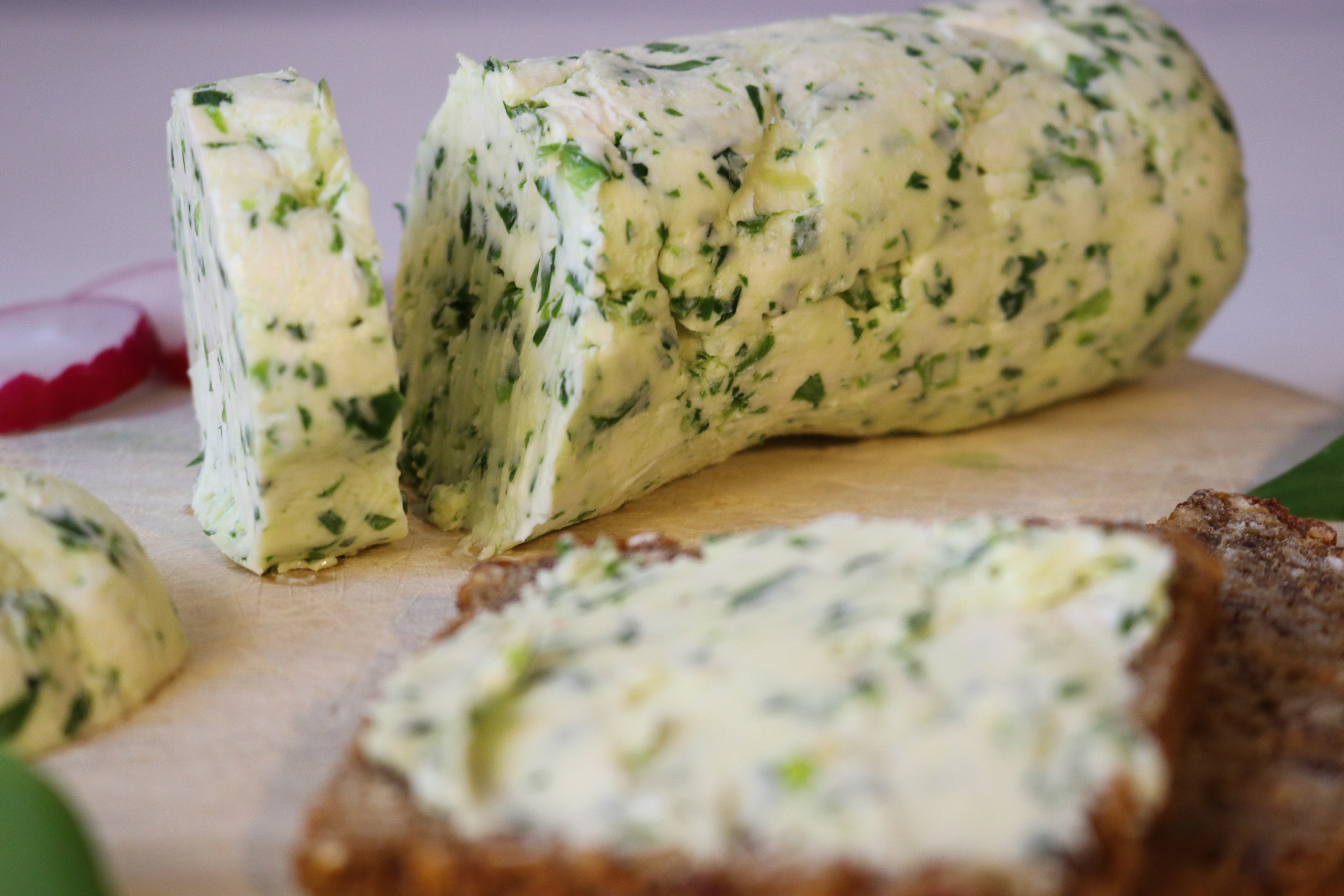 Die schmeckt so gut, dass ich zur Bärlauchsaison kaum noch etwas anderes auf Brot essen will