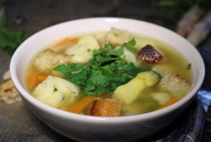 meine leichte Frühlingssuppe mit frischem Gemüse und feinen Bärlauch-Grießklößchen.