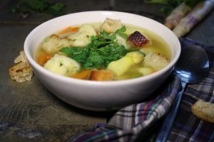 meine leichte Frühlingssuppe mit frischem Gemüse und feinen Bärlauch-Grießklößchen.