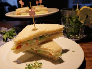 Cremige Gurken-Sandwiches mit &#039;Lachs&#039;