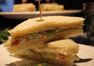 Cremige Gurken-Sandwiches mit 'Lachs'