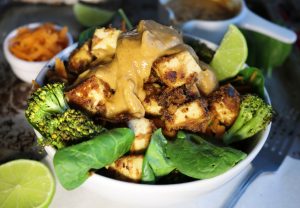 Tofu in Erdnusssoße mit Gemüse auf Reis