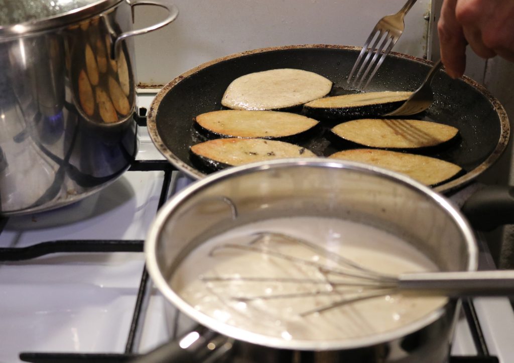 Die Fischalternative brät in der Pfanne.