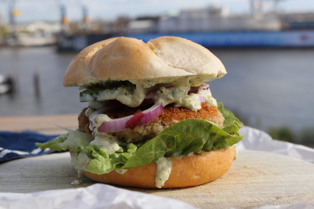 Veganes Fischbrötchen mit Belegtes Brötchen mit Fischfrikadelle nach Daily Vegan