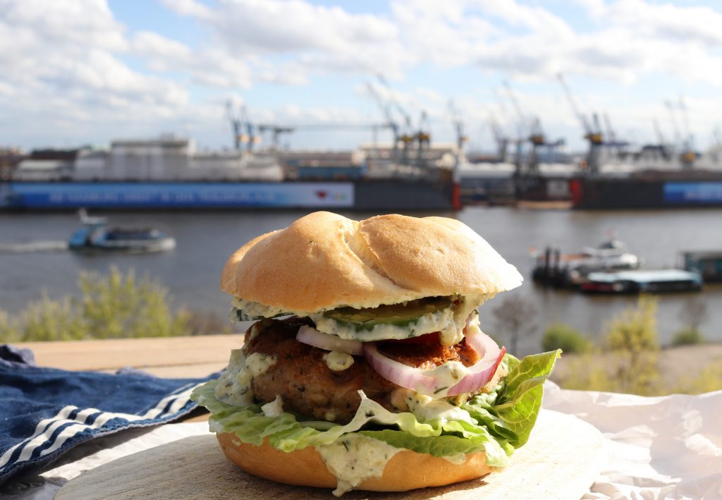 Belegtes Brötchen mit veganer Fischfrikadelle, Vischfrikadelle - auf die Faust