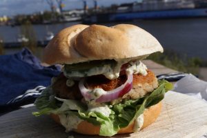 Fischfrikadelle im Brötchen