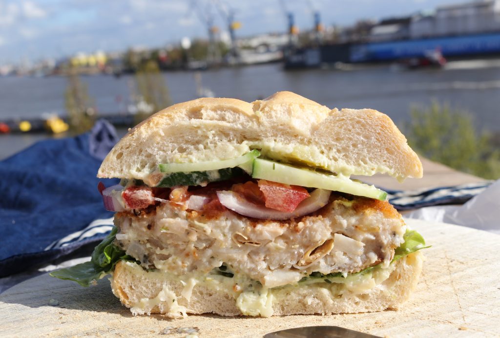 Veganes Fischfrikadellenbrötchen im Anschnitt