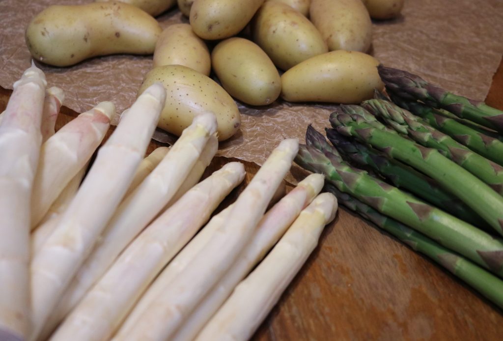 Spargel satt - mit Kartoffeln und veganer Sauce Hollandaise - Dailyvegan