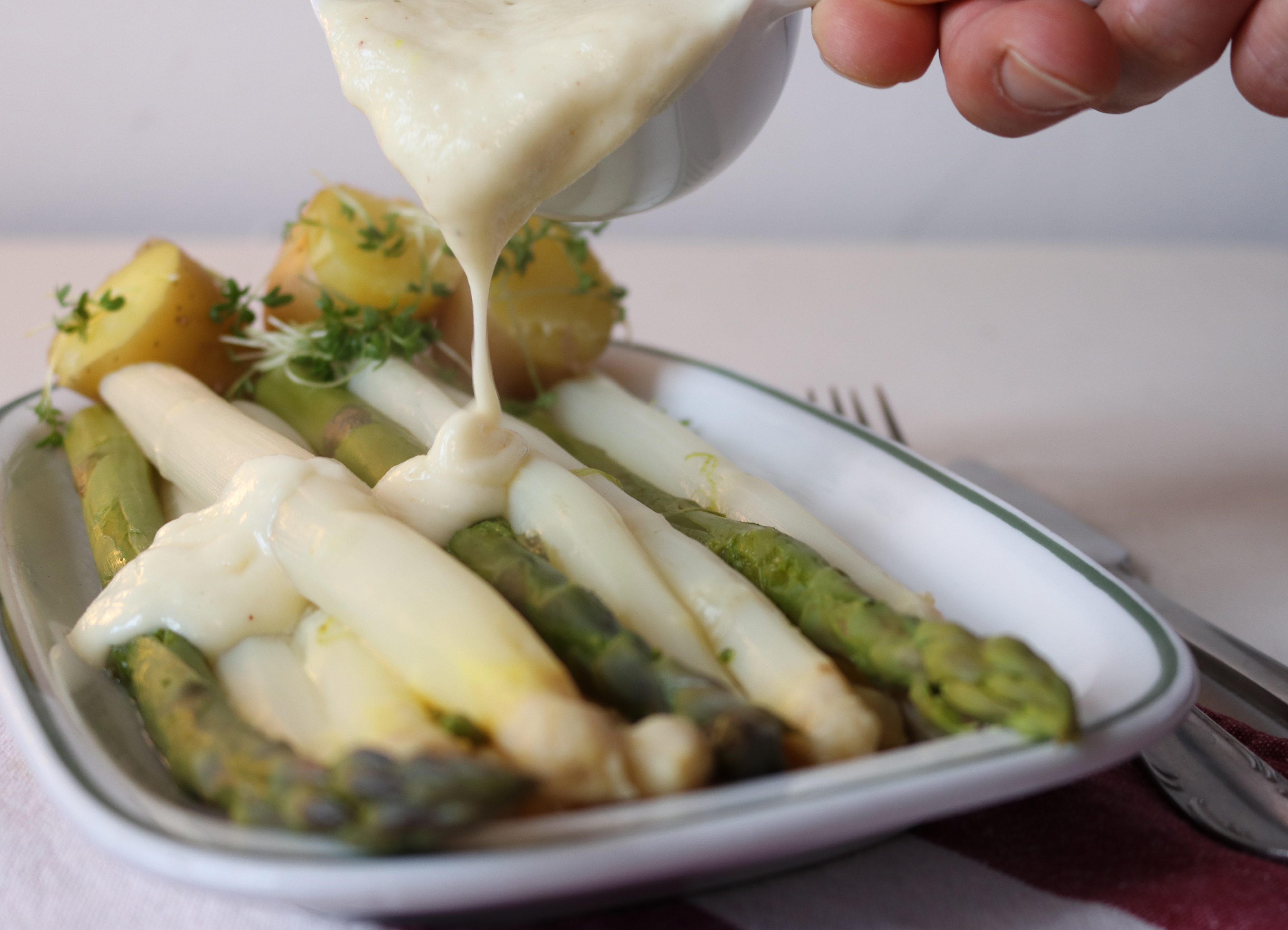 Spargel mit Sauce Hollandaise