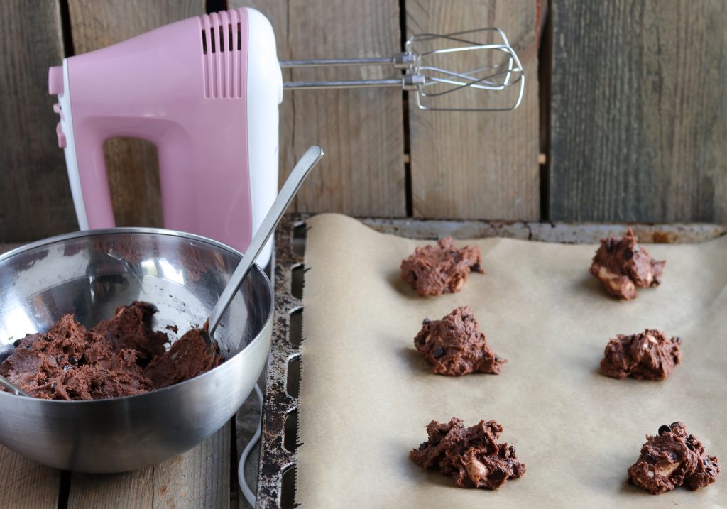 3. Platzieren des rohen Cookieteigs auf Backblechen. Dafür einfach gehäufte Esslöffel Teigs Teigs rundlich zusammen drücken und auf das Blech setzen.