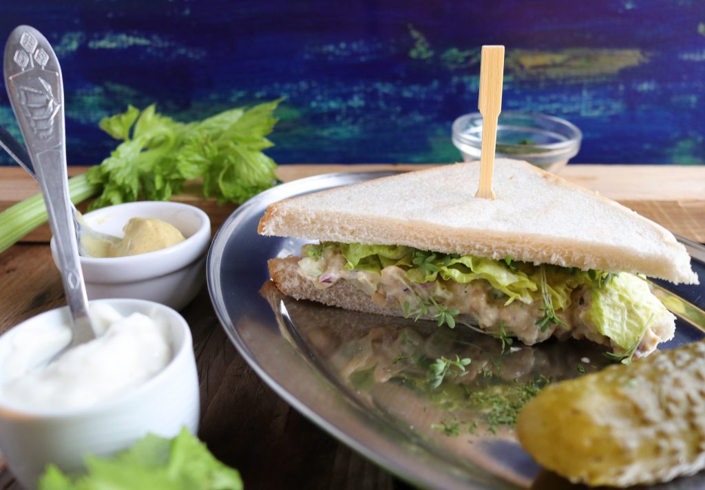 Veganer Thunfischsalat aus Kichererbsen auf einem köstlichen Sandwich.