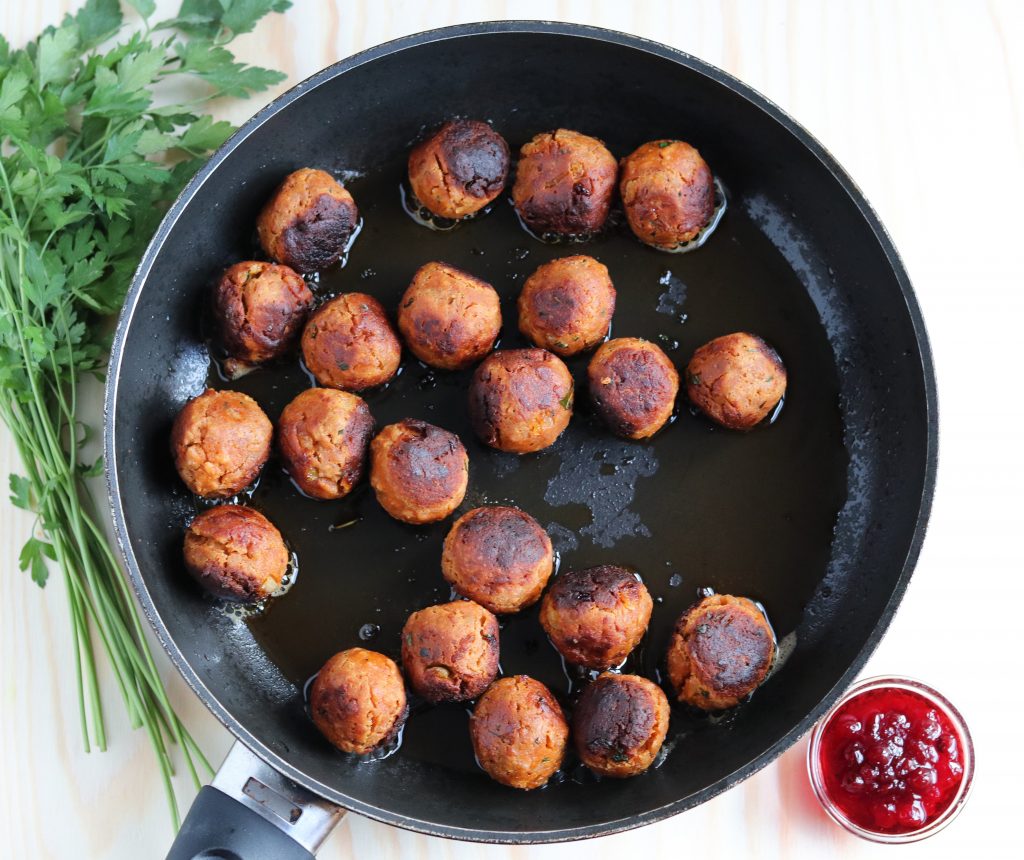 Veganen Köttbullar werden in einer Pfanne rundum angebraten.