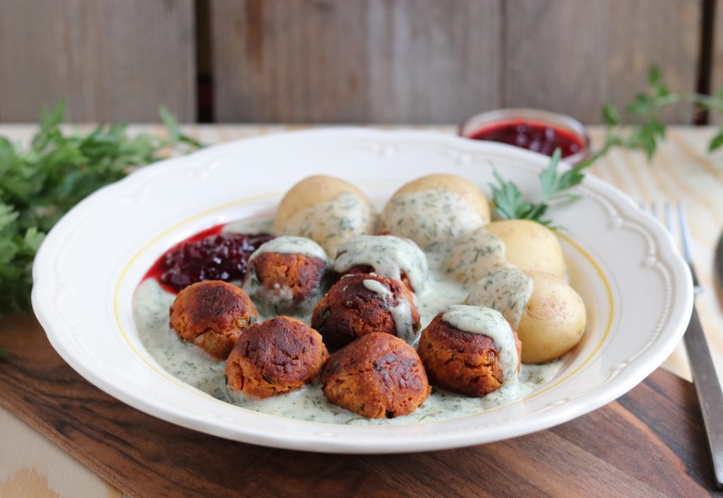 Köttbullar - vegan, selbstgemacht, mit Dillsauce und Pellkartoffeln