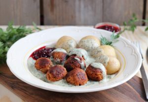 Köttbullar mit Dillsoße und Pellkartoffeln