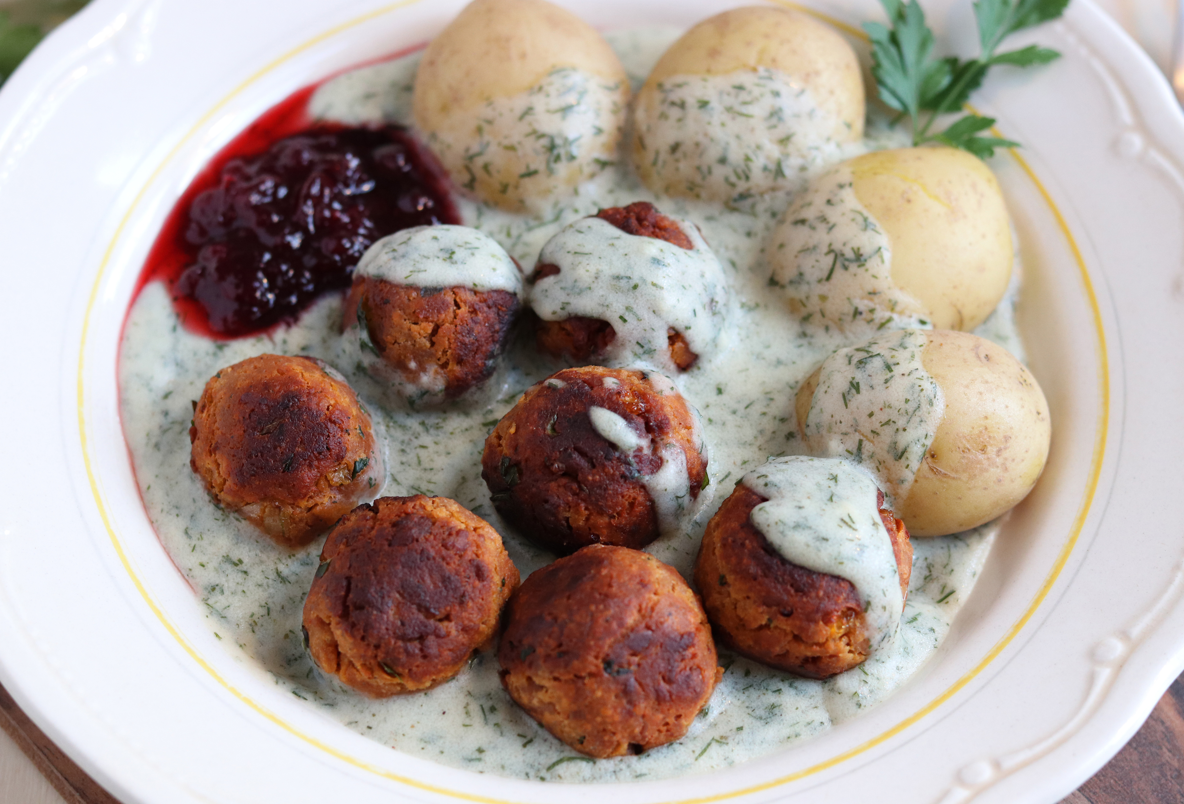 Köttbullar mit Dillsoße und Pellkartoffeln