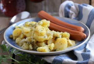 Schwäbischer Kartoffelsalat schmeckt mit und ohne Wiener