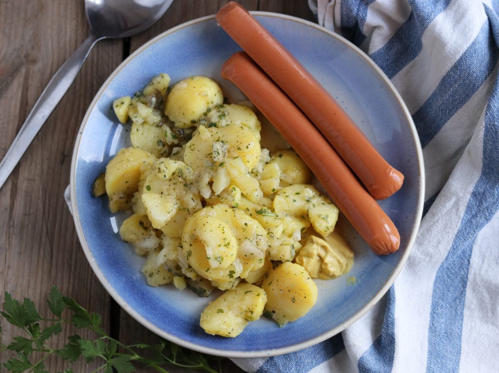 Kartoffelsalat mit Brühe, Essig und Öl