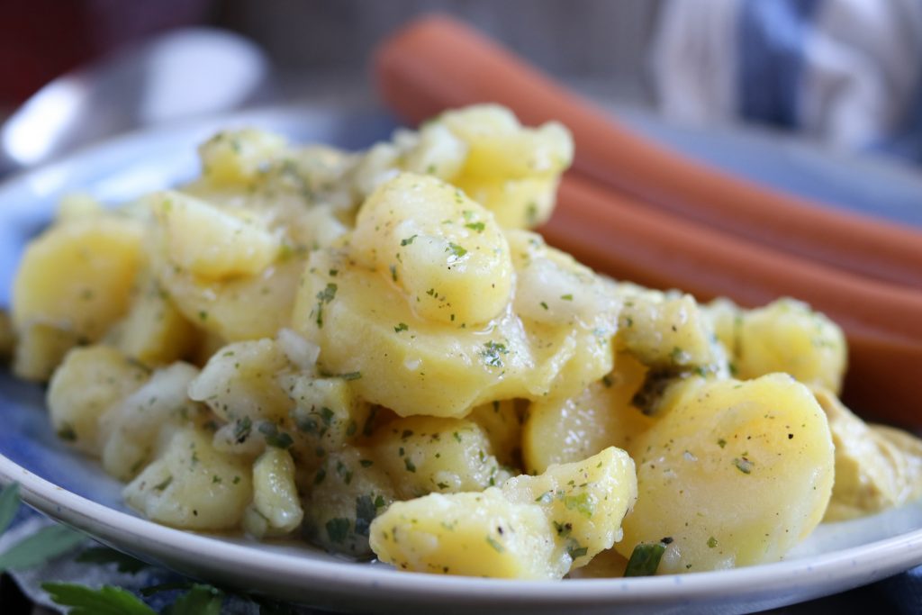 Kartoffelsalat ist perfekt zum Mitnehmen: für Buffets, Grillabende oder ins Büro.