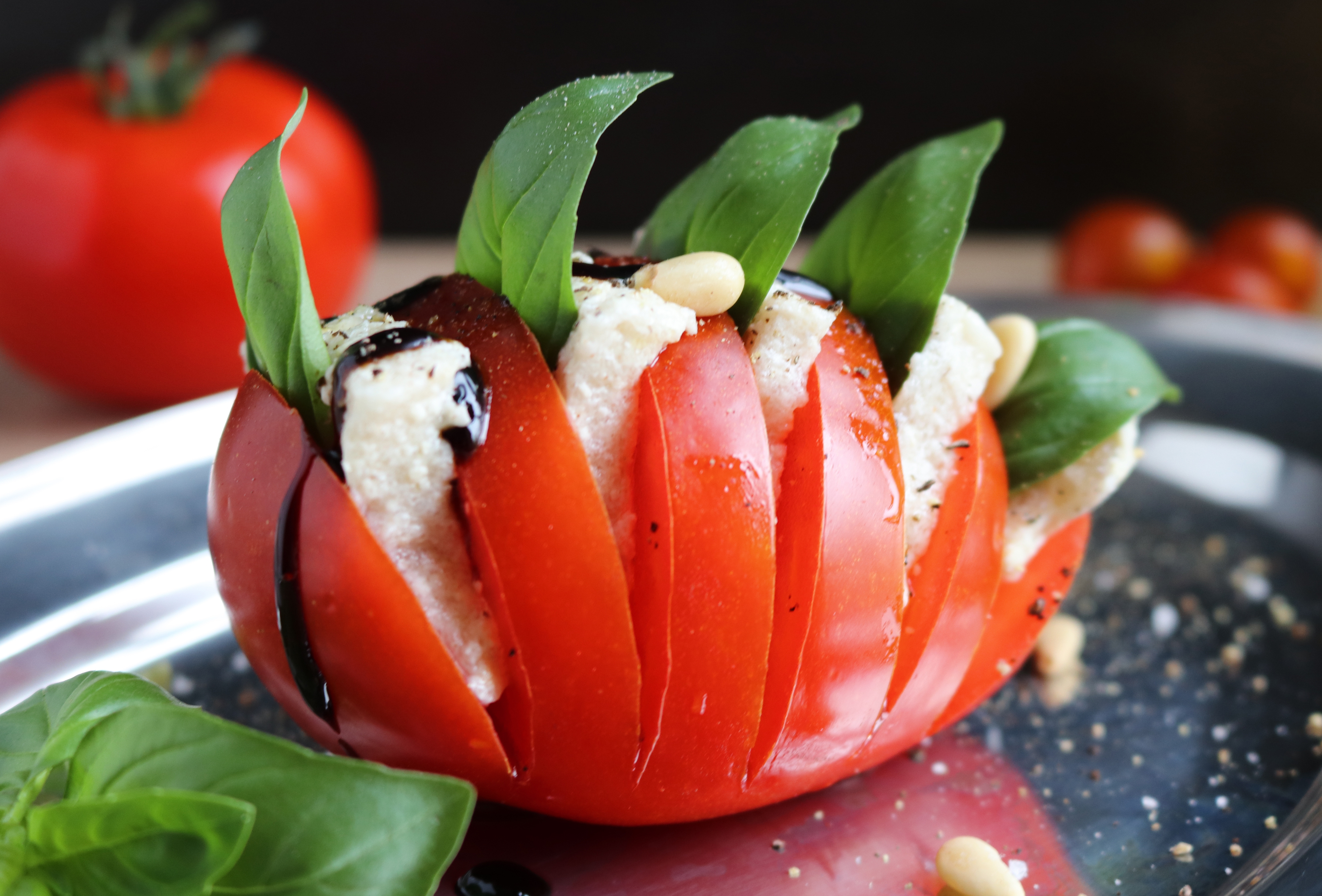 Tomate-Mozzarella - mit selbstgemachtem, veganen Mozarella aus Flohsamenschalen