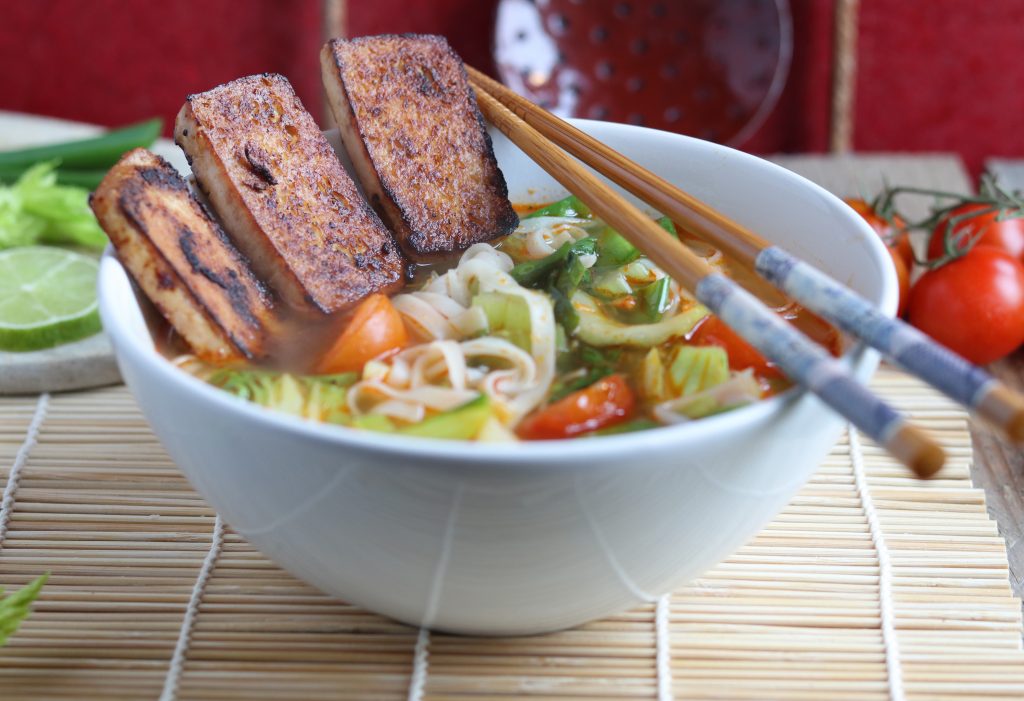 Asisatsiche Nudelsuppe, selbstgemacht mit aromatischem Zitronengras