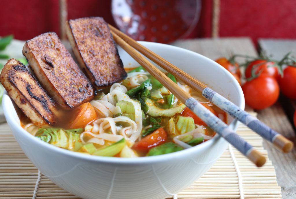 Knusprig angebratener, raffiniert marinierter Tofu trifft auf viel frisches Gemüse