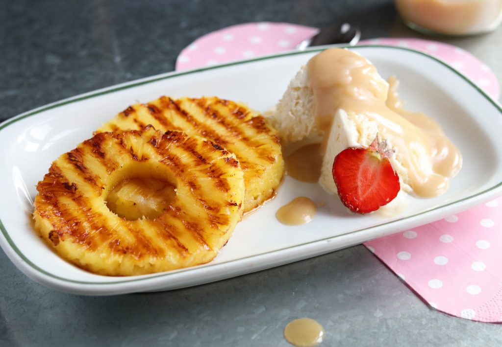 Gegrillte Ananas mit Vanilleeis und salziger Karamellsoße