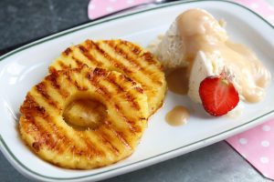 Gegrillte Ananas mit Vanilleeis und salziger Karamellsoße