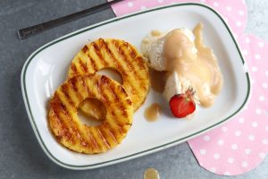 Gegrillte Ananas mit Vanilleeis und salziger Karamellsoße