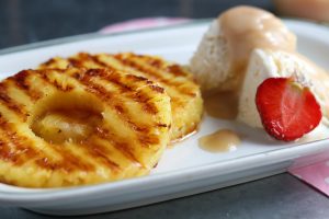 Gegrillte Ananas mit Vanilleeis und salziger Karamellsoße