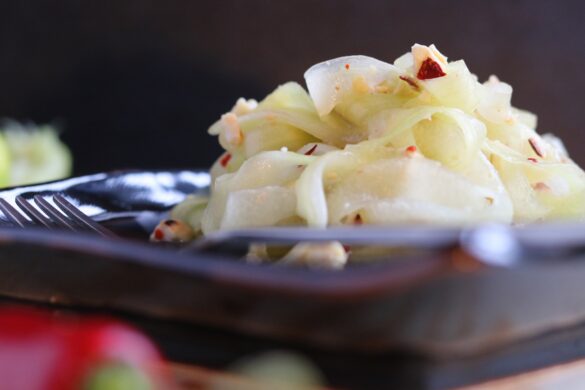 Gurkensalat mit gerösteten Cashews, Limette und Chili
