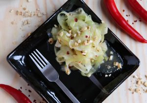 Gurkensalat mit gerösteten Cashews