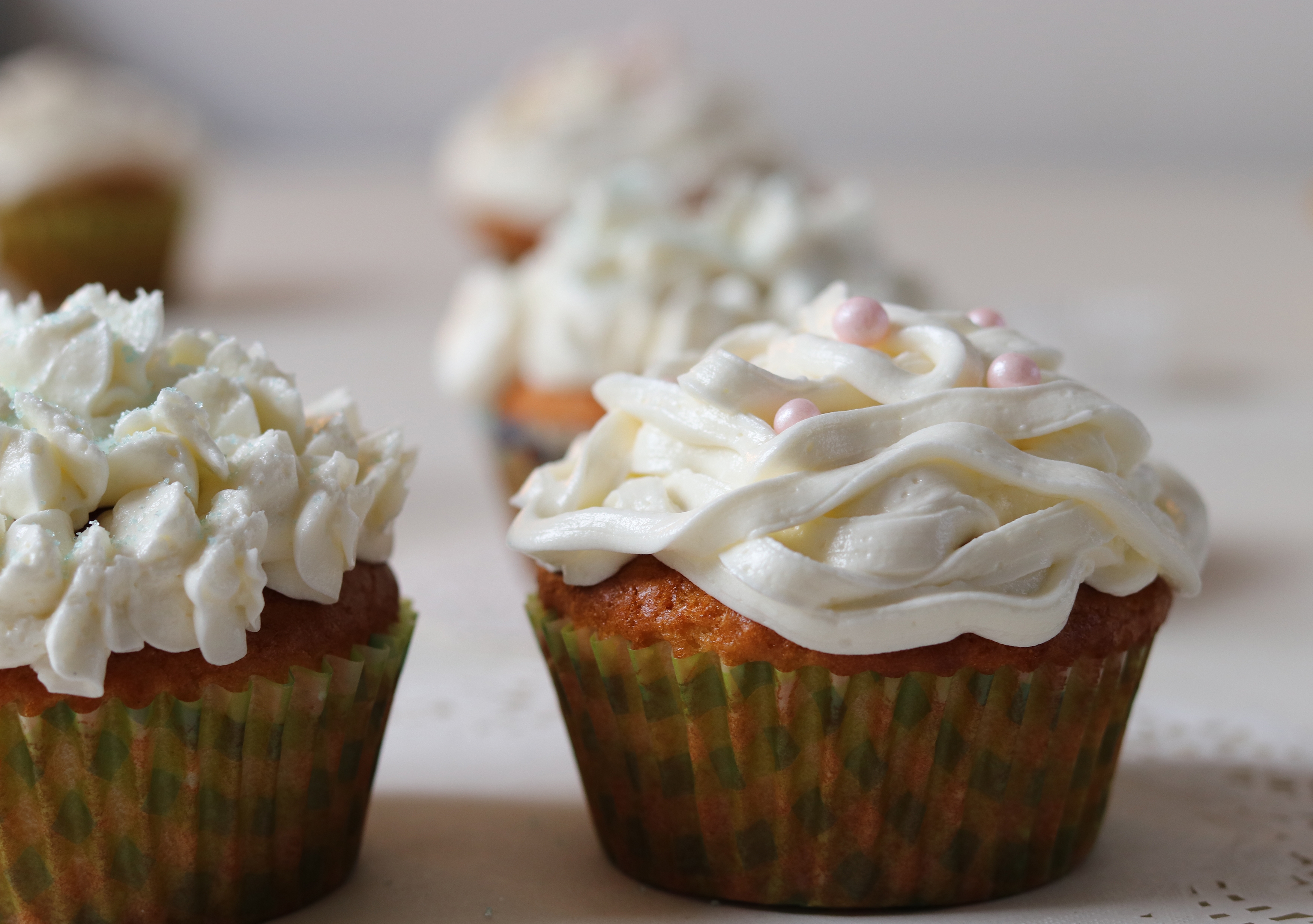 Holunderblüten-Zitronen-Muffins mit ebensolchem Frosting - Dailyvegan