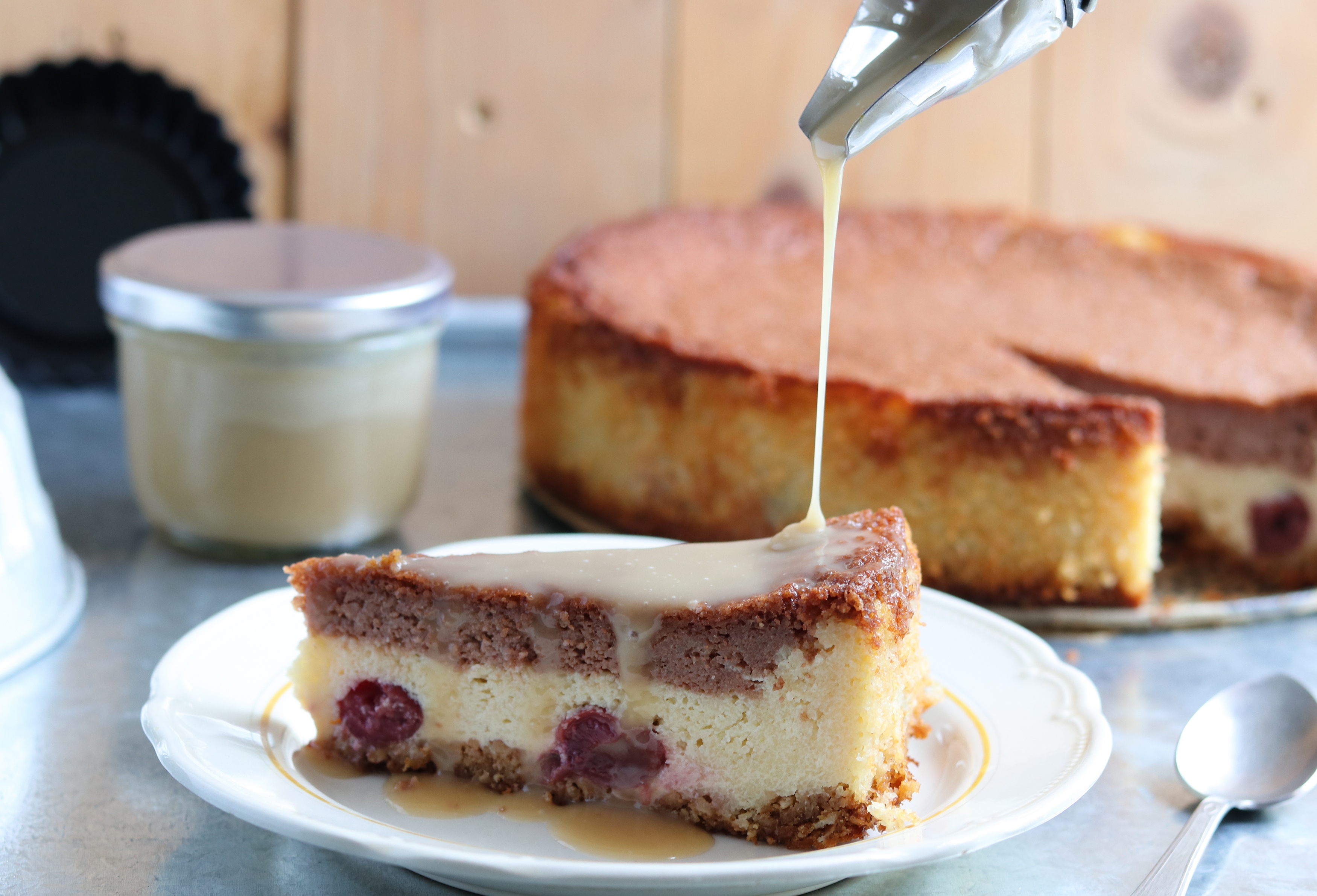 Marmor-Grieß-Käsekuchen mit Kirschen und Karamellsoßen-Topping