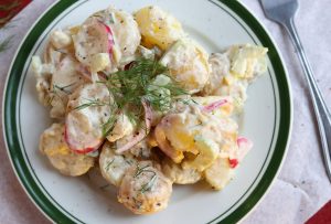 Englischer Kartoffelsalat mit pickled Onions