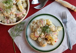 Englischer Kartoffelsalat mit pickled Onions