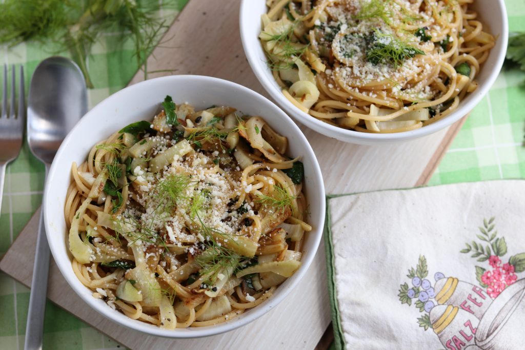 Fenchel Spaghetti in zwei Schüsseln.
