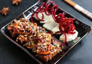 Doppelt gegrillter Tofu in Chilisauce