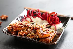 Doppelt gegrillter Tofu in Chilisauce