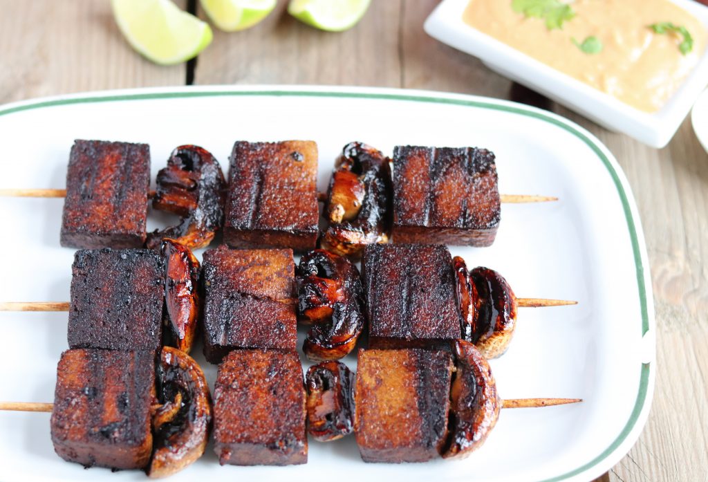 Pilz und Tofu Spieße mit Erdnusssoße