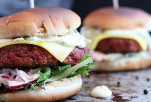 Bloody Cheeseburger mit Pfefferkruste