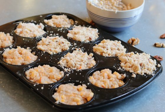 Süße Kürbis-Frischkäse-Muffins mit Nuss-Streuseln - Dailyvegan